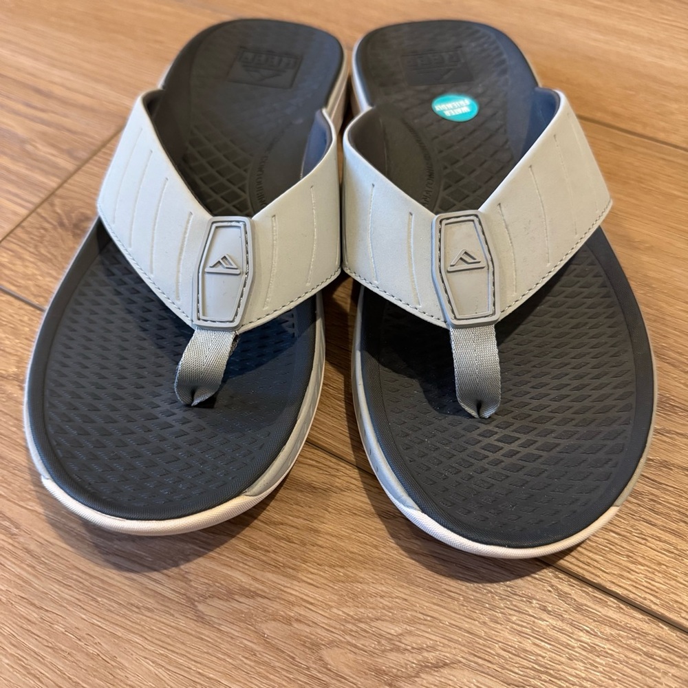 NWOT - Reef Water Friendly Flip Flops